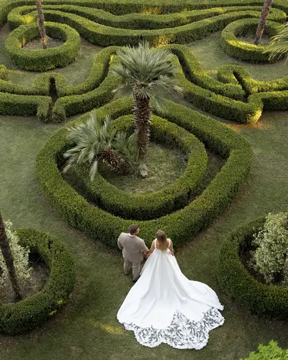 Sposi il giorno del matrimonio con allestimento floreale Arte in Fiore