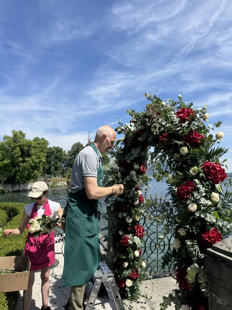 costruzione arco per matrimonio sul lago
