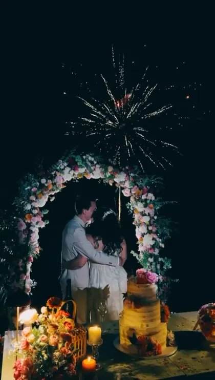 Sposi il giorno del matrimonio con allestimento floreale Arte in Fiore
