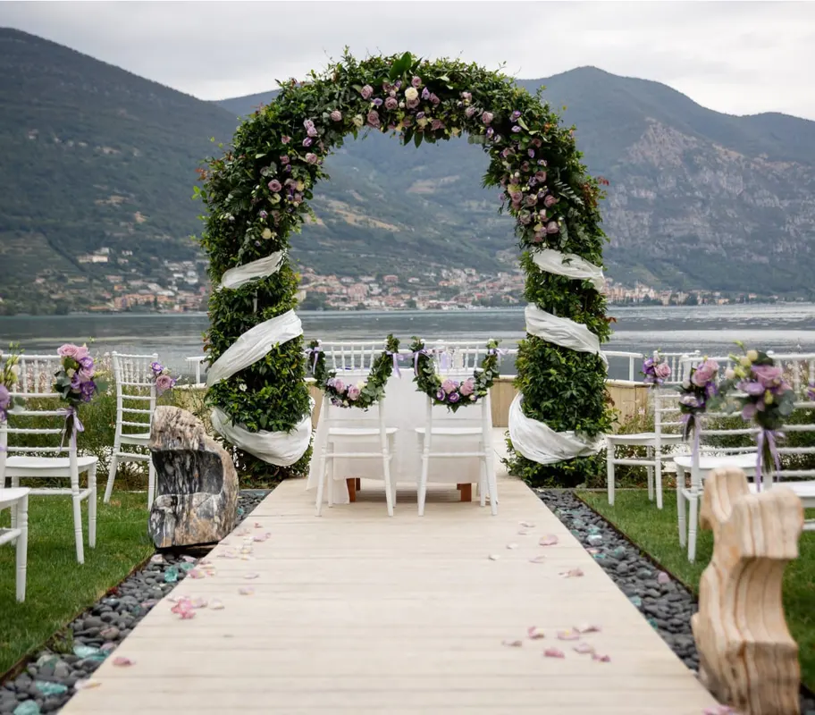 arco matrimonio sul lago d'iseo con rose lilla e bianche