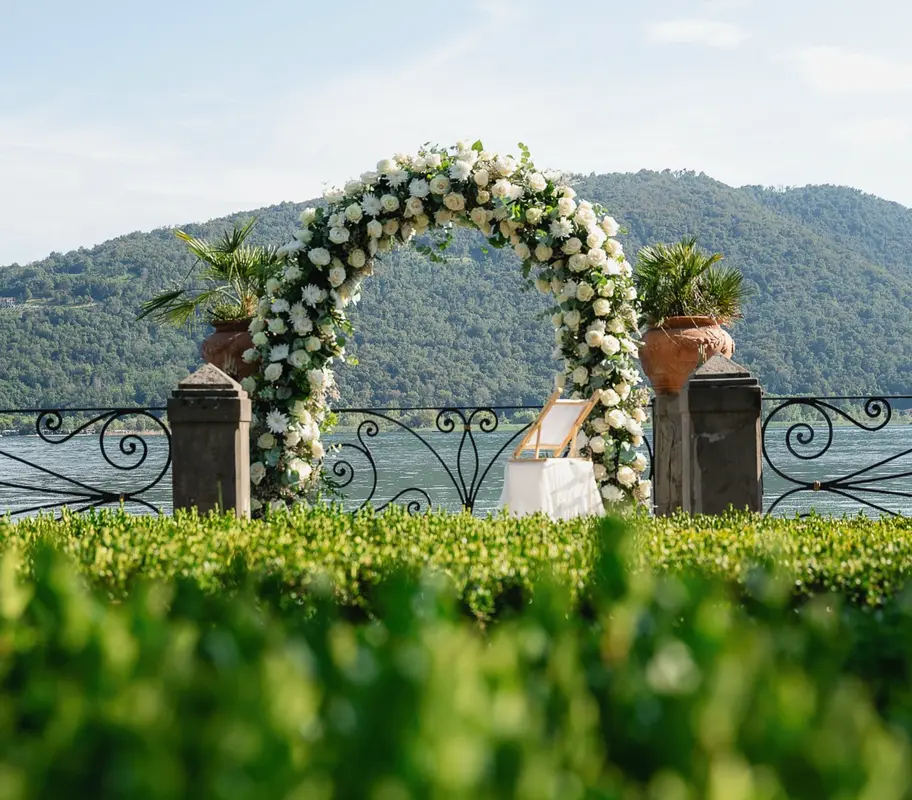 Arco di rose bianche per cerimonia di matrimonio in villa