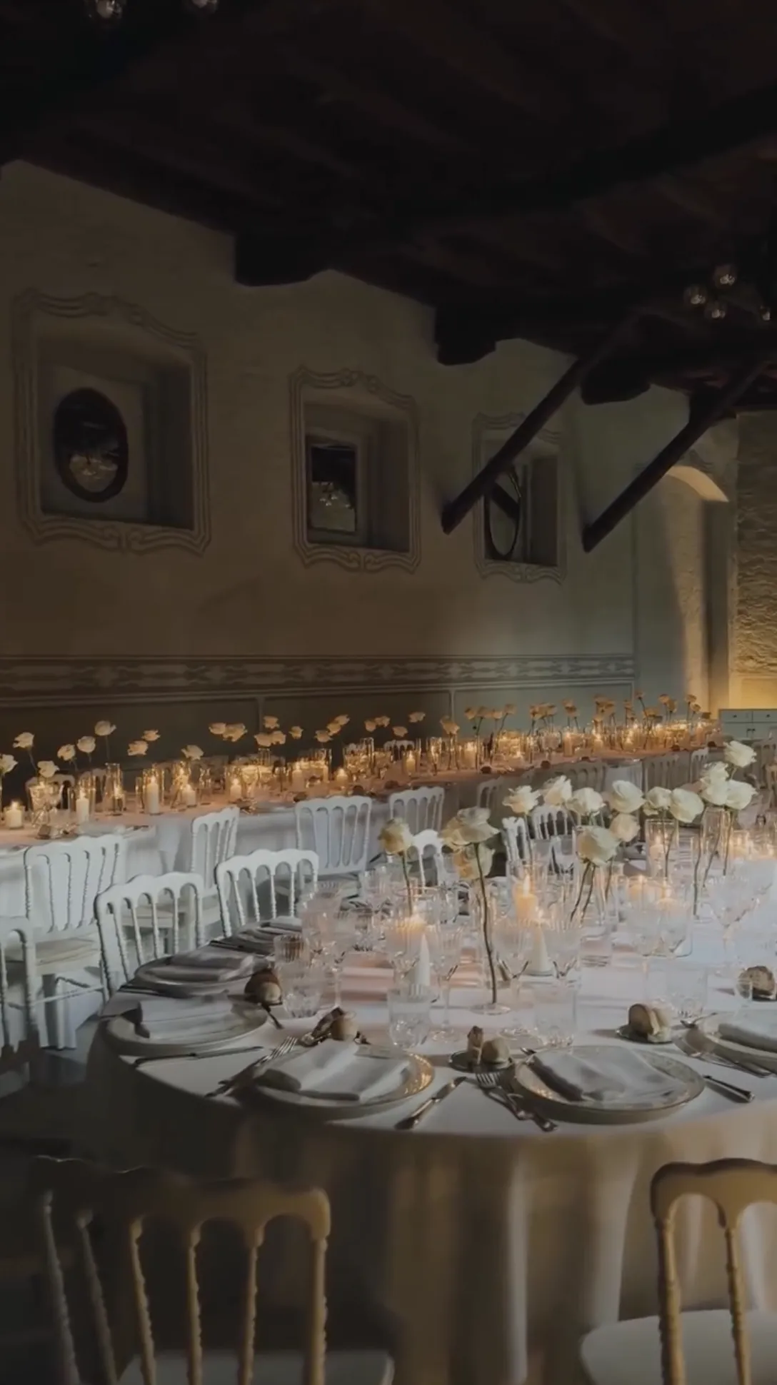 composizione di rose bianche e candele per il tavolo imperiale