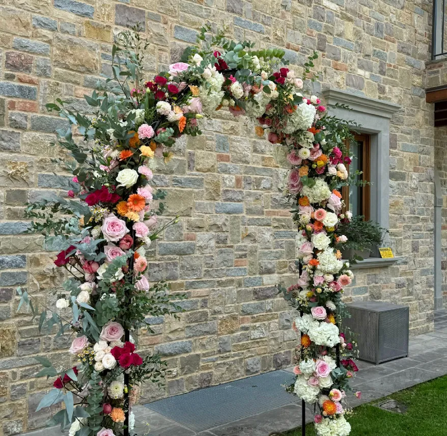 arco colorato rustico per matrimonio
