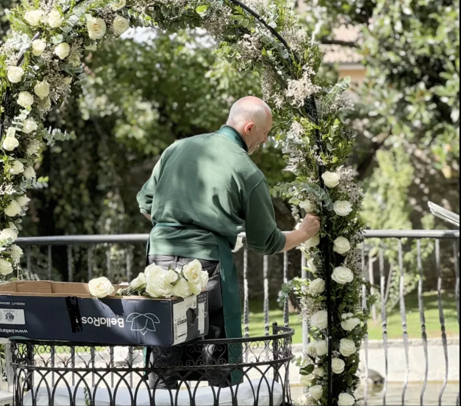costruzione arco per matrimonio sul lago