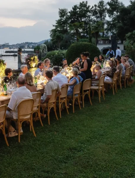 Tavolo imperiale con candele e fiori per ricevimento di matrimonio serale sul lago