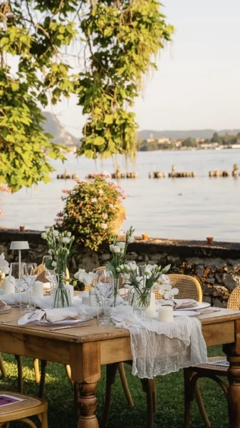 Centrotavola floreale per matrimonio con vista lago